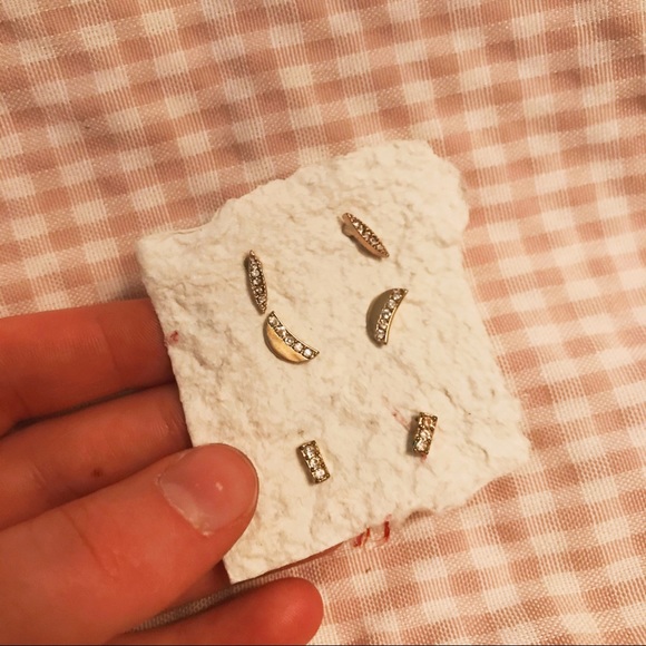 Dainty diamond earrings - Picture 2 of 2